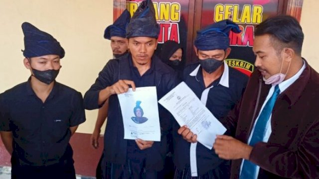 Warga adat Kajang Bulukumba Sulawesi Selatan didampingi kuasa hukumnya memperlihatkan bukti laporan polisi terhadap akun Facebook Amria Amria, Senin (07/02/2022). (Foto. Arnas Amdas)