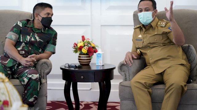 Plt Gubernur Sulsel Andi Sudirman Sulaiman, menerima Pqngdam XIV Hasanuddin Mayjen TNI Andi Muhammad, di Baruga Lounge Kantor Gubernur Sulsel, Senin (07/02/2022). (Istimewa)