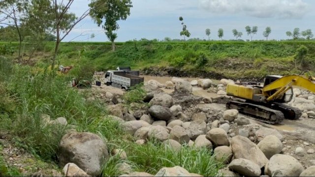 Aktivitas tambang galian C ilegal di desa Barombong kecamatan Gantarang yang mengancam keberlangsungan area persawahan warga. (Foto. Arnas Amdas/Republiknews.co.id)