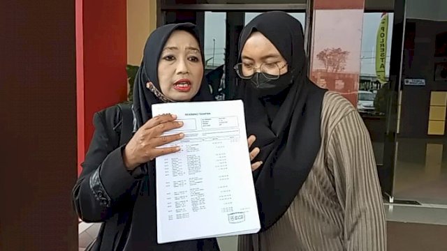 Korban kasus penipuan minyak goreng bersama kuasa hukumnya saat melapor di Polresta Samarinda, Selasa (8/2/2022). Foto: Kurniawan