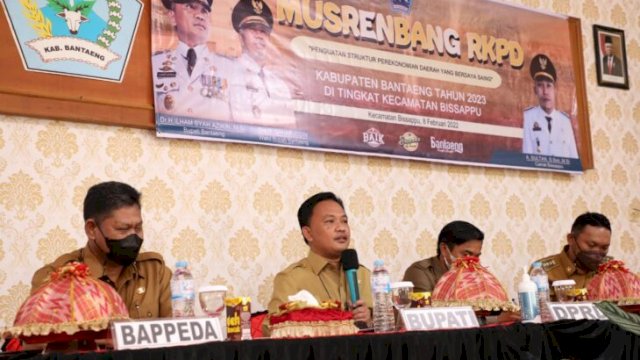 Bupati Ilham Azikin membuka Musrenbang kecamatan di kantor Kecamatan Bissappu, Selasa, (08/02/2022). (Istimewa)