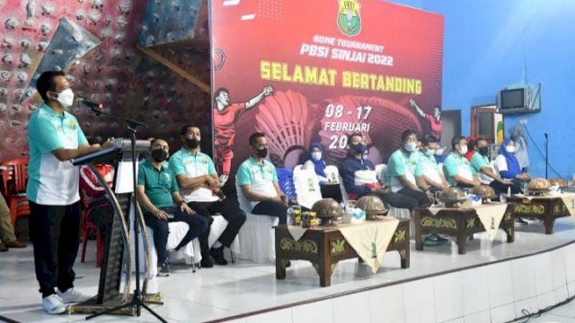 Ketua PBSI Sinjai dr. Kahar Anies, saat memberi sambutan, di Lapangan Pemuda Sinjai, Selasa (08/02/2022). (Istimewa)