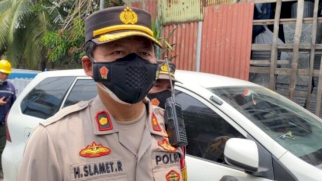 Kapolsek Kebon Jeruk Jakarta Barat Kompol Slamet Riyadi, saat memberi keterangan kejadian penusukan. (Istimewa)