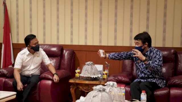 Bupati Bantaeng, Ilham Azikin bersama kata Tim Ahli JICA, MR Shintani Naoyuki membahas program bantuan modal usaha, Rabu (09/02/2022). (Istimewa)