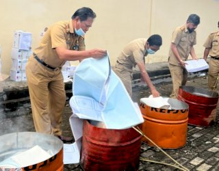 Hindari Penyalahgunaan, Disdukcapil Luwu Timur Gandeng 3 OPD Musnahkan BMD