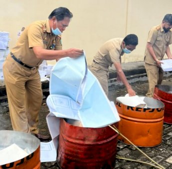 Hindari Penyalahgunaan, Disdukcapil Luwu Timur Gandeng 3 OPD Musnahkan BMD