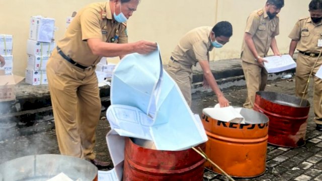 Kepala Disdukcapil Luwu Timur, Oksen Bija saat Melakukan Pemusnahan BMD tidak Terpakai, Rabu (9/2/2022)