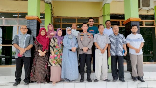 Rektor UCM Prof.Dr.Tahir Kasnawi, dan Kapolsek Tamalanrea Dr. Kompol Saharuddin, bersama Jajaran UCM, Rabu (09/02/2022). (Foto. Humas UCM)