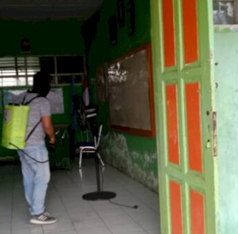 Angka Covid-19 Meningkat, PMI Makassar Lakukan Penyemprotan Disinfektan di Sekolah