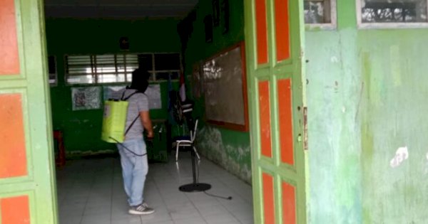 Angka Covid-19 Meningkat, PMI Makassar Lakukan Penyemprotan Disinfektan di Sekolah