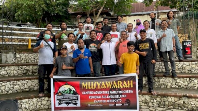 Pemilihan Ketua Camping Adventure Family Indonesia (CAF) Kabupaten Jeneponto di Cafe Oase Ruratea Jl. Anggrek, Kelurahan Empoang, Kecamatan Binamu, Kabupaten Jeneponto. Rabu (09/02/2022). Terlihat Islan Iskandar (baju putih barisan depan) bersama Anggota CAF.