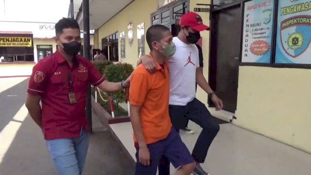 R-e (31) Oknum Pengacara digiring Polres Gowa sambil mengenakan baju oranye lantaran diduga melakukan pemalsuan dokumen demi mengklaim dana asuransi di BPJS Ketenagakerjaan.