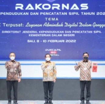 Mendagri Serahkan Penghargaan kepada 9 Kepala Dinas Dukcapil Terbaik