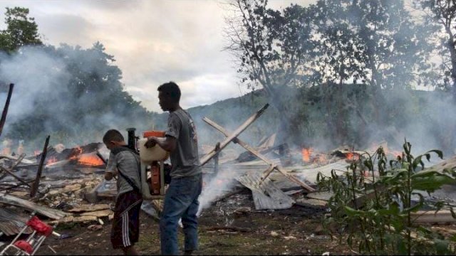 Dua unit Rumah Panggung di Dusun Tanah Eja, Desa Berroanging, Kecamatan Bangkala, Kabupaten Jeneponto, hangus terbakar, Rabu (09/02/2022). (Andi Nurul Gaffar)