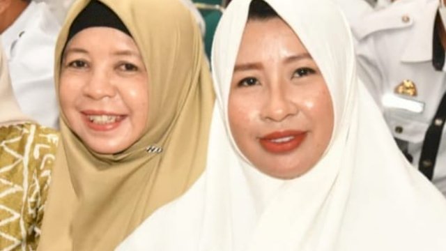 Kepala Desa Rompegading (jilbab ceam), bersama Kepala Desa Jampu Nurhafsah (jilbab putih). (Ist)