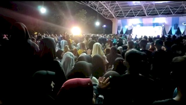 Ribuan warga dari berbagai wilayah di Kabupaten Takalar memadati Alun-alun Lapangan Sepakbola Makkatang Daeng Sibali di kecamatan Pattallassang, sengaja datang untuk menyaksikan penampilan Tri Suaka, Zidan dan Nabila diacara perayaan Hari Jadi Kabupaten Takalar ke-62 tahun yang menimbulkan kerumunan dan melanggar prokes, Rabu (09/02/2022) malam. (Wawan Setiawan)