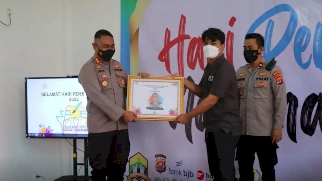 Perwakilan Humas Polda Banten menerima awarding dari Pokja Wartawan Kota Serang (PWKS), Rabu (09/02/2022). (Istimewa)