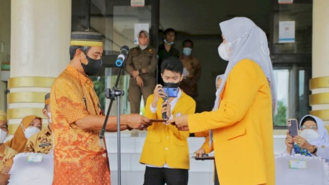 Pelepasan Mahasiswa KKN Universitas Lamappapoleonro Soppeng di halaman kantor Bupati, Kamis (10/02/2022). (Foto. Yusuf/Republiknews.co.id)