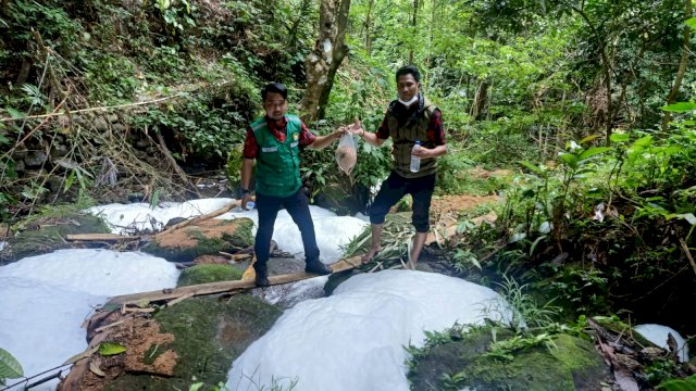 Tim DLH Kabupaten Gowa saat melakukan pengecekan fenomena aliran sungai berbusa di Kampung Beru, Desa Lonjoboko, Kecamatan Parangloe, Gowa, Kamis (10/2/2022). Foto: Istimewa
