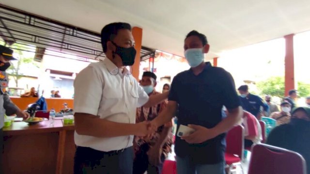 Bupati Bantaeng, Ilham Azikin menyerahkan secara simbolis bantuan sejuta pohon Kakao, Kamis (10/02/2022).