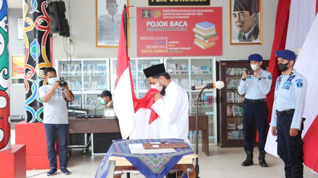 Napi teroris Lapas Kelas IIA Samarinda, La Olani mencium bendera merah putih dan berikrar setia kepada NKRI, Kamis (10/2/2022). Foto: Istimewa