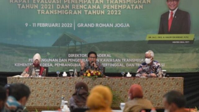 Mendes PDTT Abdul Halim Iskandar, memimpin Rapat Evaluasi Penempatan Transmigrasi 2021 dan Rencana Penempatan tahun 2022 di Grand Rohan Hotel Yogyakarta, Kamis (10/02/2022). (Foto. Istimewa)