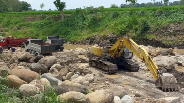 Aktivitas tambang ilegal (Galian C) di kabupaten Bulukumba Sulawesi Selatan. (Foto. Dokumentasi Warga)