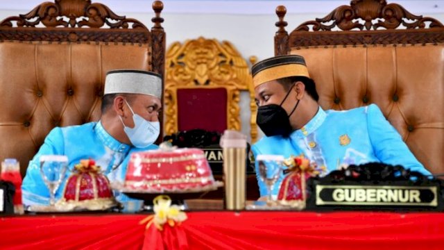 Plt Gubernur Sulsel Andi Sudirman Sulaiman, berbincang dengan Bupati Takalar Syamsari Kitta, saat Rapat Paripurna DPRD HUT ke-62 Kabupaten Takalar, Kamis (10/02/2022). (Foto. Humas Pemprov Sulsel)