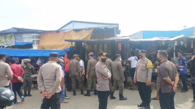 Sejumlah PKL di kabupaten Jeneponto bersitegang dengan Satpol PP karena menolak di relokasi, Jumat (11/02/2022). (Foto. Andi Nurul Gaffar/Republiknews.co.id)