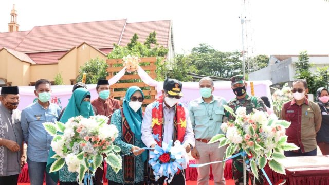 Bupati Luwu Timur, Budiman, melakukan pemotongan pita sebagai tanda diresmikannya RTH Magani Park, Jumat (11/02/2022) (Foto. Asril Astian)
