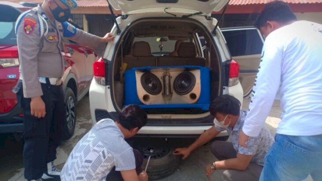 Propam Polda Sulsel saat menggeledah mobil pribadi Aiptu IA, di Halaman Mapolres Jeneponto, Kamis (10/02/2022). (Foto. Andi Nurul Gaffar)