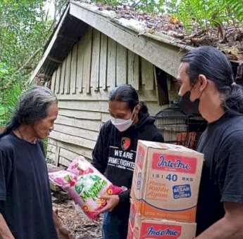 Jumat Berkah, Sat Reskrim Polres Luwu Utara Salurkan Bantuan untuk Kakek Yatmo di Sukamaju