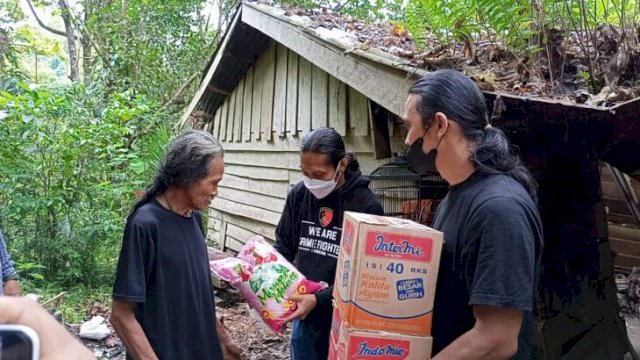Anggota Kanit Reskrim Polsek Sukamaju mengunjungi Kakek Yatmo untuk menyalurkan bantuan, Jumat (11/02/2022). (Foto. Asri Widya)