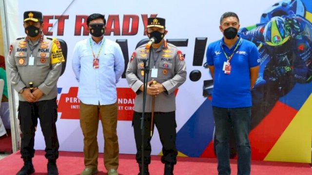 Kapolri Jenderal Pol Listyo Sigit Prabowo, bersama Forkopimda Nusa Tenggara Barat, serta Komandan Lapangan MotoGP Mandalika Marsekal (Purn) Hadi Tjahjanto saat pengecekan Lapangan, Jumat (11/02/2022). (Foto. Humas Polri)