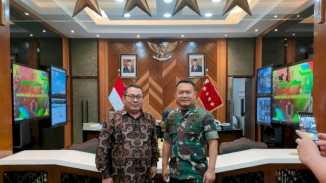 Kepala Staf TNI Angkatan Daran (KASD) Jenderal TNI Dudung Abdurachman, bersama Ketua Umum SMSI Pusat Firdaus, di Mabes TNI AD, Jumat (11/02/2022). (Istimewa)