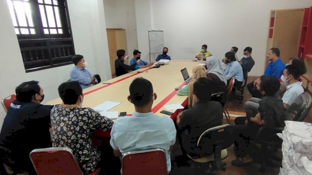 Pertemuan Kepala Dinas Komunikasi, Informatika, Statistik dan Persandian Provinsi Sulsel, Amson Padolo dengan dengan jajaran komisioner Komisi Informasi (KI) Sulsel di Ruang Humas IKP Diskominfo-SP Sulsel, Jumat (11/02/2022). (Istimewa)