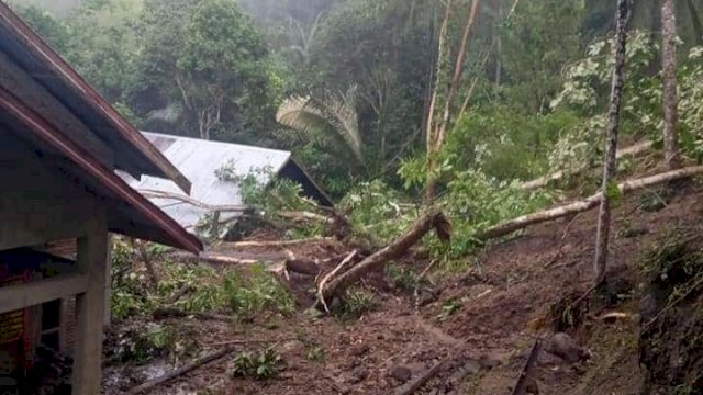Kondisi Rumah Warga yang terdampak Longsor di Desa Baru, Kecamatan Sinjai Tengah, Kabupaten Sinjai, Sulsel, Sabtu (12/02/2022). (Foto. Muhlis, Warga Desa Baru)