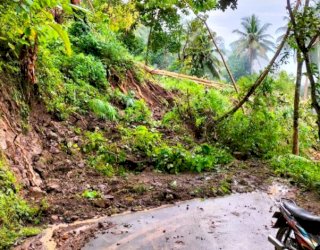 BPBD Sinjai Butuh Alat Berat Mengangkat Material Longsor di Desa Baru