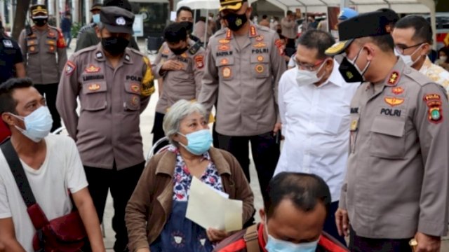 Kapolda Metro Jaya, Irjen Pol M Fadil saat tinjau pelaksanaan vaksinasi booster di Tangerang Selatan, Sabtu(12/02/2022). (Foto. Humas Polda Metro Jaya)