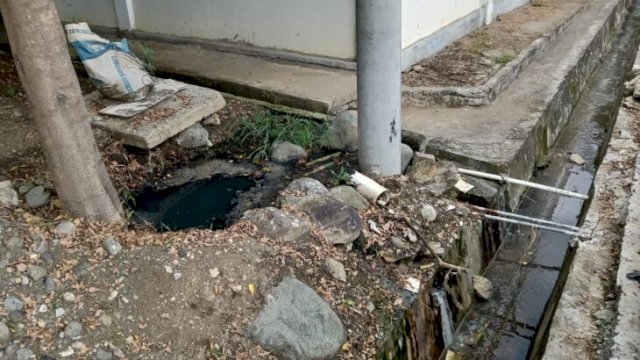 Saluran air yang diduga sumber bau tak sedap di area RSUD Latemmamala, kabupaten Soppeng, Sabtu (12/02/2022). (Foto. Yusuf/Republiknews.co.id)