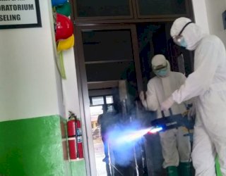 Antisipasi Covid-19, Brimob Polda Banten Penyemprotan Disinfektan di Puskesmas