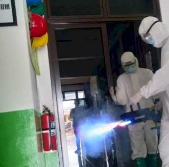 Antisipasi Covid-19, Brimob Polda Banten Penyemprotan Disinfektan di Puskesmas