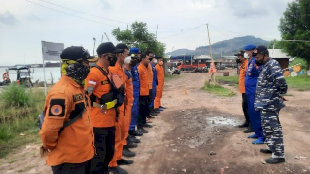 Personel Ditpolairud Polda Banten, Unit Siaga SAR Banten, Lanal Banten, BMKG Serang, ASDP Merak, BPBD Kabupaten Serang, BPTD Banten, SAR Muhammadiyah dan SAR Zakat, dalam apel sebelum pencarian korban laka kerja, Sabtu (12/02/2022). (Istimewa)