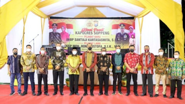 Kenal-Pamit Kapolres Soppeng dari pejabat lama AKBP Moh. Roni Mustofa ke pejabat baru AKBP Santiaji Kartasasmita, di Baruga Rumah Jabatan Bupati Soppeng, Sabtu (12/02/2022). (Yusuf / Republiknews.co.id)