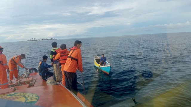 Proses evakuasi jenazah nelayan yang jatuh dari perahu oleh Tim Basarnas Sulsel bersama warga nelayan, Minggu (13/02/2022). (Foto. Basarnas Sulsel)