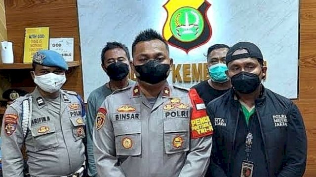 Kapolsek Kembangan Jakarta Barat Kompol Binsar Sianturi, memberi keterangan penangkapan terhadap Penipu bermodus Debt Collector, Sabtu (12/02/2022). (Istimewa)