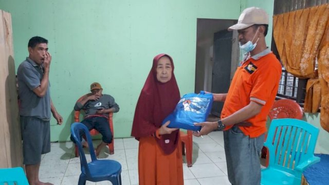 Petugas BPBD Kabupaten Sinjai menyerahkan bantuan kepada korban longsor di Dusun Bua, Desa Baru, Kecamatan Sinjai Tengah, Kabupaten Sinjai, pada Jumat (11/02/2022). (Istimewa)