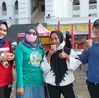 Peringati HUT ke-76, Persatuan Ahli Farmasi Soppeng Bagikan Jamu Tradisional Kepada Warga