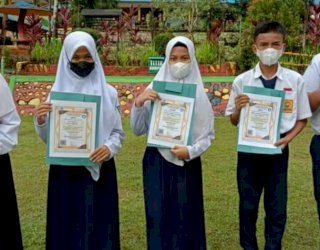 Bersaing Dengan Pelajar Luar Negeri, Siswa SMP 2 Malili Raih Medali Emas dan Perak di Ajang ISMO 2022