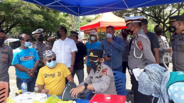 Suasana vaksinasi yang digelar oleh Honda Jazz Community di Taman Turatea Kabupaten Jeneponto, Sulsel, Minggu (13/02/2022).